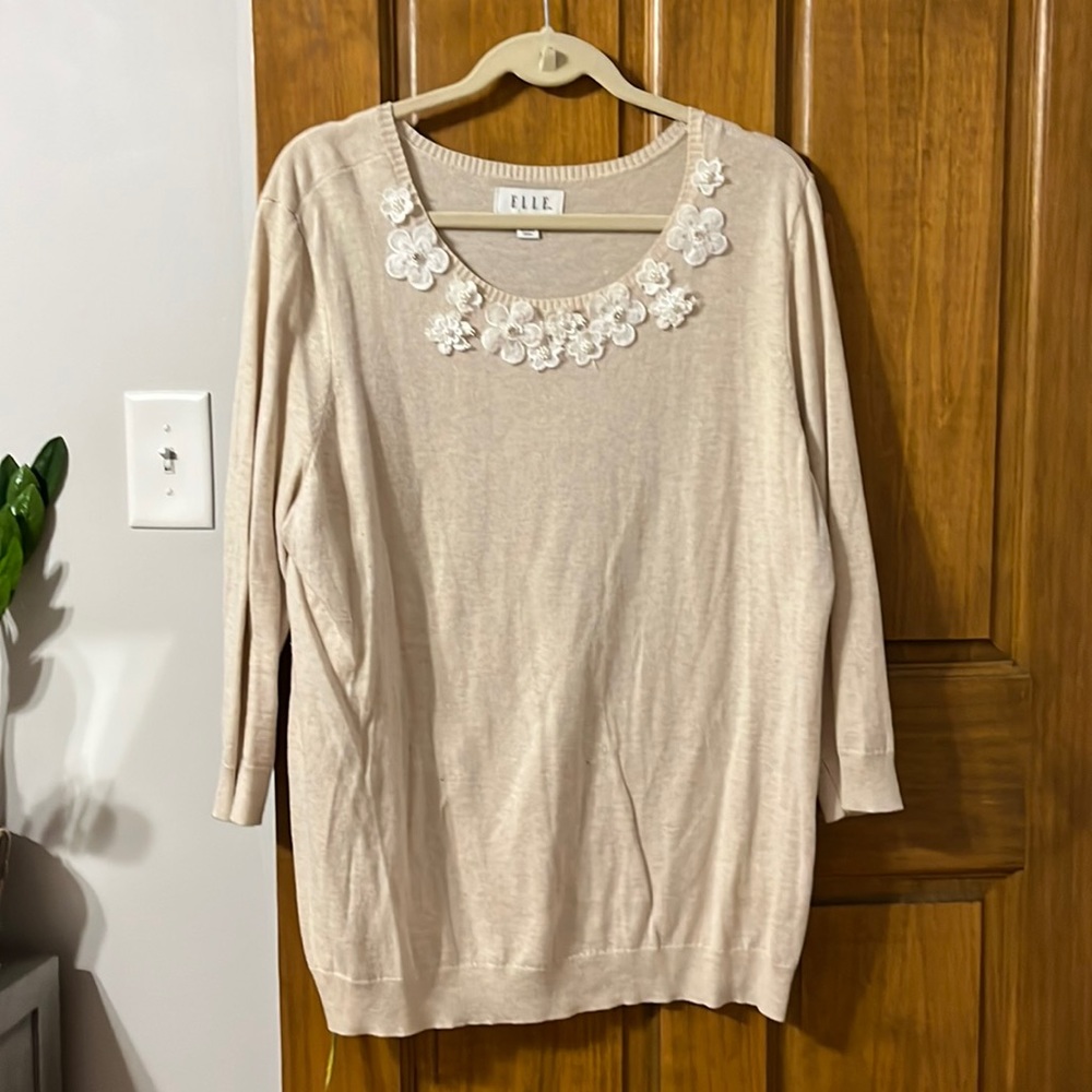 Women’s size xxl tan sweater with flowers